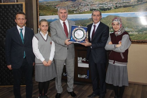 Anadolu Lisesi’nden Başkanımıza Şükran Plaketi