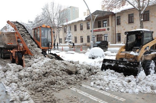 BELEDİYEMİZDEN GECEDEN SABAHA KARLA MÜCADELE MESAİSİ