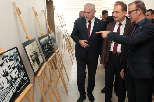 21 ŞUBAT KONULU FOTOĞRAF SERGİSİNİN AÇILIŞI YAPILDI