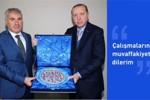 Cumhurbaşkanı Erdoğan’dan Başkan Memiş’e Plaket